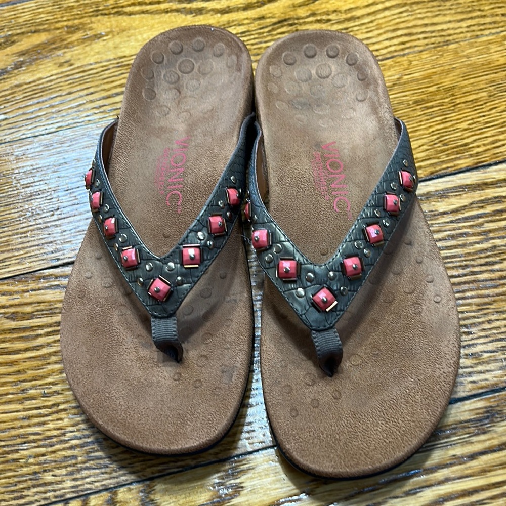 Vionic Florina style sandals.  Leather straps/croc print w/coral beads. Size 8.